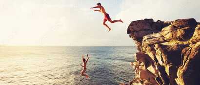 Mutige Sprünge von den Felsen der Algarve – ein Abenteuer für Adrenalinliebhaber.