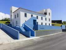Loft Azul Pastel auf Faial: Stilvolles Hotel in Blau-Weiß mit moderner Architektur und Panoramablick auf die Küste