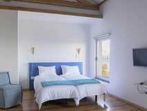Loft Azul Pastel Hotel Faial, helle und moderne Zimmer mit komfortablen Betten und Meerblickfenster – Entspannung pur.