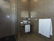 Modernes Badezimmer mit eleganter Dusche und stilvollem Design – perfekt für erholsame Reisen mit picotours.