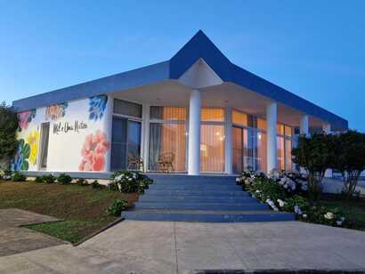 Mil-e-uma-noites-farbiges-haus-blumenfassade