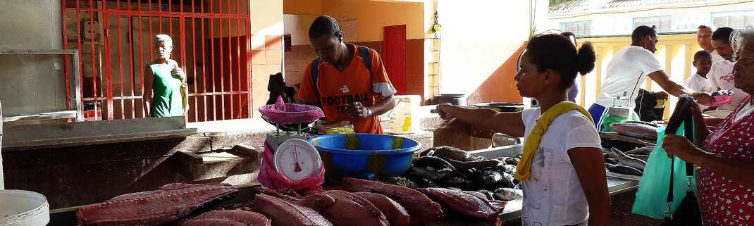 Menschen auf dem Fischmarkt von Mindelo auf São Vicente – ein lebendiges Beispiel für den kapverdischen Alltag.