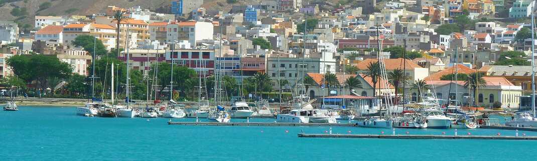 Panoramablick auf den Hafen von Mindelo auf São Vicente mit Booten und Stadt im Hintergrund.