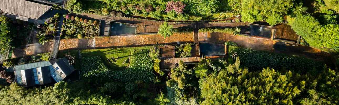 Der Fluss Ribeira dos Lameiros führt mitten durch das Thermalbad Poca da Dona Beija