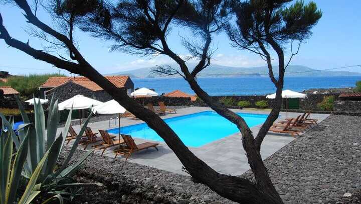 Pocinho-bay-pool-unterkunft-azoren-meerblick-lavagestein