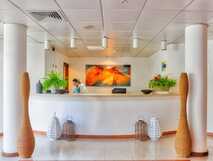 Moderne Hotellobby mit freundlichem Empfang, stilvoller Dekoration und einladender Atmosphäre – Ihr perfekter Start in den Urlaub mit picotours.