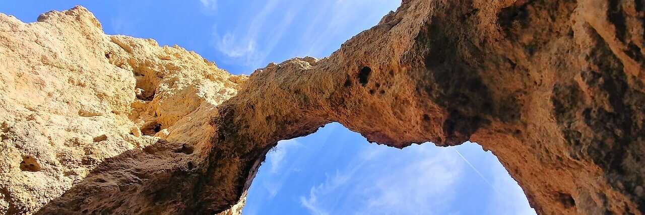typischer Felsbogen an der Algarve bei Lagos, Portugal