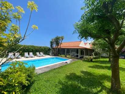 Quinta dos Bravos auf Sao Miguel, idyllischer Garten mit Pool und Sonnenterrasse für erholsame Urlaubstage.