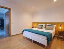 Santa Cruz Villas auf Flores - komfortables und modern eingerichtetes Schlafzimmer.
