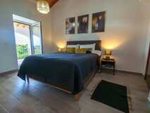 The Plantation Faial – Komfortables und stilvolles Schlafzimmer mit herrlichem Blick ins Grüne, perfekt für erholsame Nächte.