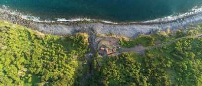 Die Anlage der Unterkunft Abrigo da Cascata von oben, eingebettet zwischen Naturstrand und dichtem Grün