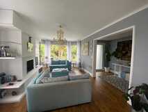 Quinta dos Bravos auf São Miguel – Helles, stilvolles Wohnzimmer mit komfortablen Sitzgelegenheiten und Gartenblick, ideal für entspannte Urlaubstage.