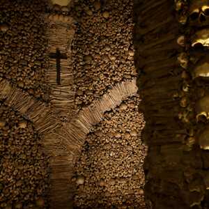 Capela dos Ossos in Évora mit Knochen und Schädeln an den Wänden