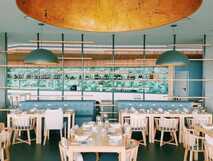 Hotel Pedras do Mar auf Sao Miguel, modernes Restaurant mit elegantem Design und einladender Atmosphäre bei picotours.