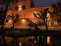 Herdade do Ananas auf Sao Miguel, stimmungsvolle Hotelansicht bei Nacht mit warmem Licht und ruhigem Gartenteich – perfekte Atmosphäre für erholsame Urlaubsmomente.