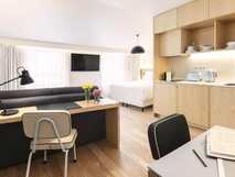 Casa da Galeria auf Sao Miguel – modernes, helles Apartment mit stilvoller Einrichtung und voll ausgestatteter Küchenzeile, ideal für entspannte Aufenthalte.