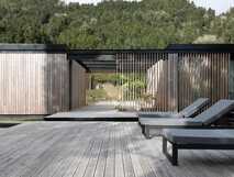 Landscape Furnas Boutique Hotel – Modernes Design und entspannte Loungemöbel vor idyllischer Waldkulisse auf Sao Miguel.