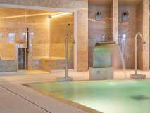 3HB Faro Innenansicht Wellnessbereich mit Wasserdüsen und Dampfsauna