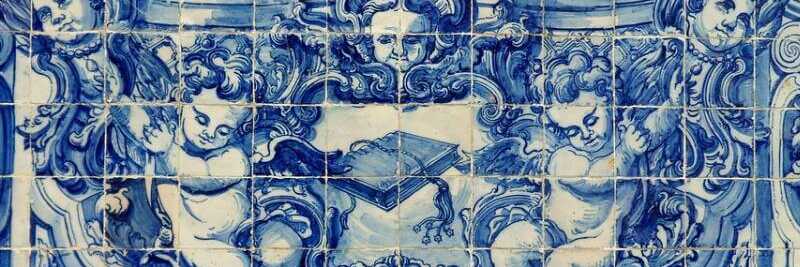 Die klassischen Azulejos Portugals sind in blau und weiß gehalten