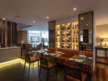 Hotel do Colegio auf Sao Miguel, stilvolles und gemütliches Restaurant mit elegantem Ambiente und Weinpräsentation, ideal für genussvolle Mahlzeiten.