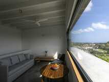 Solar Branco Eco Estate auf Sao Miguel – Helles, modernes Wohnzimmer mit Panoramablick und gemütlicher Atmosphäre für erholsame Urlaubstage.