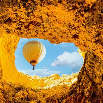 Ein Heißluftballon gleitet über die spektakulären Felsenlandschaften des Alentejo.