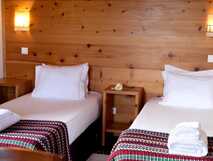 Gemütliches Doppelzimmer mit hellem Holzdekor und frischer Bettwäsche – Wohlfühlen bei picotours.