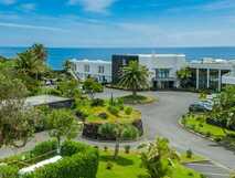 Caloura Hotel Resort auf Sao Miguel, idyllisches Resort mit direktem Meerblick und tropischer Gartenanlage, ideal für entspannte Urlaubstage.