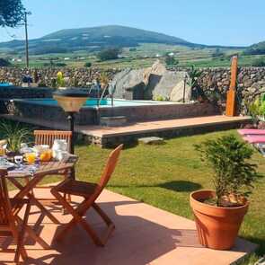 Casa-do-platano-garten-fruehstueck-pool-azoren