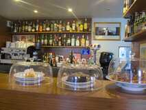 Gemütliche Bar mit verlockenden Kuchen und vielfältigen Getränken – entdecken Sie kulinarische Highlights auf Ihrer picotours Reise!
