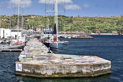 Ein bunt bemalter Bootsanlegesteg im Hafen von Horta