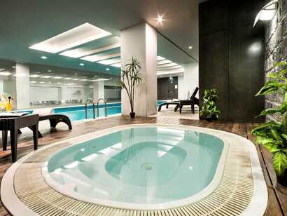 Hotel Marina Atlantico auf Sao Miguel, stilvoller Wellnessbereich mit Whirlpool und Innenpool für entspannende Urlaubsmomente bei picotours.