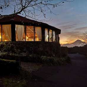 Hotel-os-moinhos-steinbau-mit-restaurantblick-auf-pico