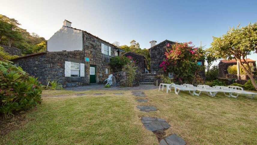 Houses-in-pico-traditionelle-natursteinhaeuser-mit-garten-und-sonnenliegen