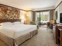 Terra Nostra Garden Hotel auf Sao Miguel, stilvolles Zimmer mit großem Bett und Terrasse für entspannenden Komfort.