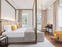 Terra Nostra Garden Hotel auf Sao Miguel, stilvolles und helles Zimmer mit großem Himmelbett und gemütlicher Einrichtung für erholsamen Urlaub.