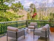 Terra Nostra Garden Hotel – Stilvolle Terrasse mit herrlichem Ausblick inmitten grüner Natur auf São Miguel, perfekt zum Entspannen.