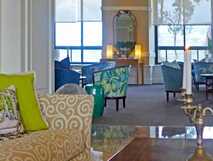 Pestana Bahia Praia Hotel auf Sao Miguel, stilvoll eingerichteter Aufenthaltsraum mit gemütlicher Atmosphäre und Meerblick, ideal zum Entspannen bei picotours.