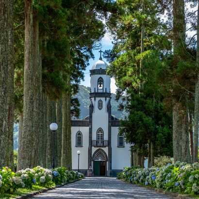 Sao Nicolau Kirche – idyllischer Rückzugsort mit traumhaftem Blick und ruhiger Atmosphäre im Ort Sete Cidades, perfekt für Naturliebhaber und Erholungssuchende.
