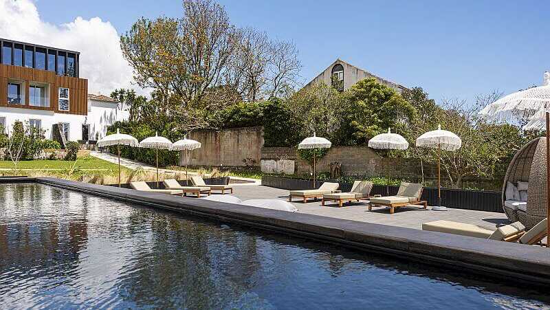 Senhora-da-rosa-hotel-pool-sonnenschirme
