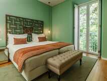 Solar do Cantos Botanic House auf Sao Miguel, stilvolles und gemütliches Zimmer mit grünen Wänden, eleganter Einrichtung und Blick ins Grüne – perfekt für erholsame Urlaubstage.