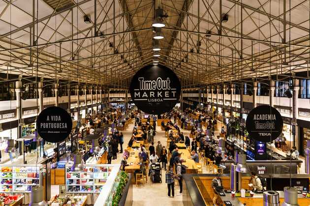 Große Markthalle im Time Out Market Lissabon - unbedingt besichtigen auf Ihrer Lissabon Städtereise