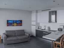 Whales Bay Hotel Apartamentos auf Sao Miguel, moderne und komfortable Apartmentküche mit gemütlichem Wohnbereich, ideal für entspannte Urlaubstage.