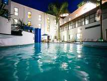 Hotel do Mar auf Sao Miguel, gemütlicher beheizter Außenpool bei Nacht in stilvoller Hotelanlage für entspannte Urlaubsmomente.