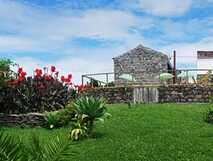 Tradicampo - A Arribana auf Sao Miguel, idyllisches Landhaus mit schöner Terrasse und blühendem Garten für entspannte Urlaubsmomente.