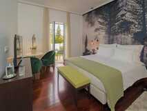 Senhora da Rosa Tradition & Nature Hotel auf Sao Miguel, modernes und gemütliches Zimmer mit natürlichem Licht und grünem Ausblick für erholsame Aufenthalte.
