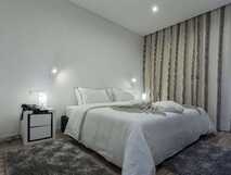 Quinta de Santa Barbara auf Sao Miguel, modernes und einladendes Zimmer mit elegantem Design für erholsame Nächte.