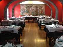 Residencial Alcides auf Sao Miguel, einladender Speiseraum mit stilvoll gedeckten Tischen und traditioneller Atmosphäre perfekt für genussvolle Mahlzeiten.