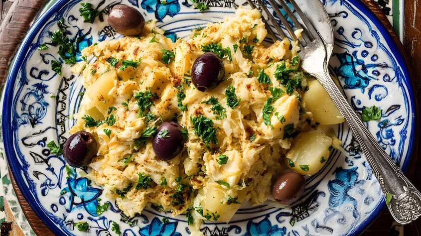 Teller mit Bacalhau à Brás und Löffel.