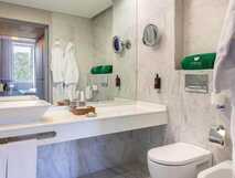 Octant Hotel Furnas, modernes und elegantes Badezimmer mit hochwertigen Armaturen und stilvollem Ambiente auf São Miguel.